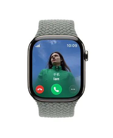 Apple Watch Series 11，展示原色钛金属表壳、来电、联系人照片、接听和拒接按钮、右侧外观、数码表冠，灰绿色编织单圈表带。