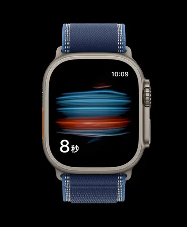 Apple Watch Ultra 3，展示原色钛金属表壳、健康 app 中的血氧测量功能，搭配蓝配亮蓝色野径回环式表带。