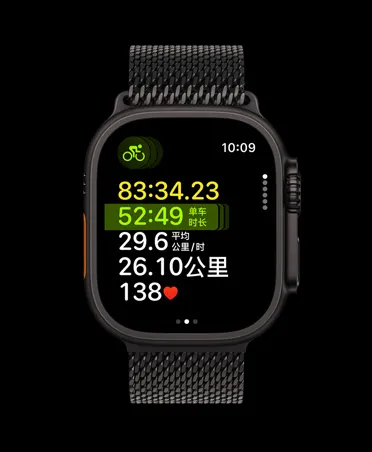 Apple Watch Ultra 3，展示黑色钛金属表壳、多项目运动训练，搭配黑色米兰尼斯表带。