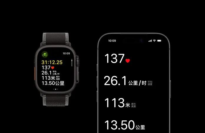 Apple Watch Ultra 3，展示黑色钛金属表壳搭配黑配木炭色野径回环式表带，旁边有一部 iPhone，两个设备均显示进行中体能训练的各项指标。
