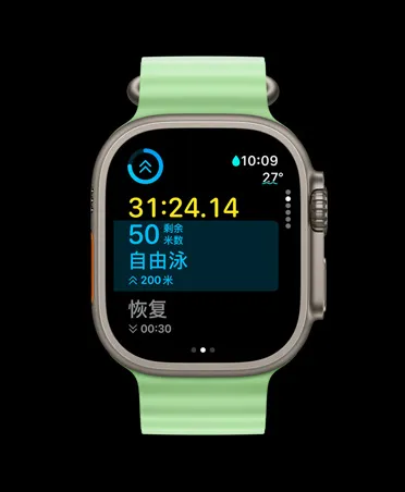 Apple Watch Ultra 3，展示原色钛金属表壳、体能训练 app、自定义体能训练卡片、“下个训练”视图，搭配霓虹绿色海洋表带。