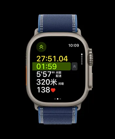 Apple Watch Ultra 3，展示原色钛金属表壳、户外跑步体能训练的进阶指标，搭配蓝配亮蓝色野径回环式表带。