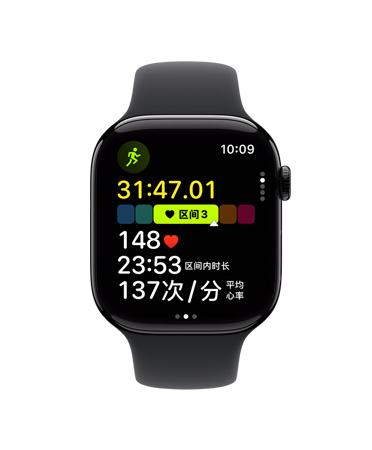 Apple Watch Series 11,展示抛光的亮黑色铝金属表壳、开启的户外跑步体能训练、心率区间 3 的心率、右侧外观带有数码表冠,搭配黑色运动型表带。