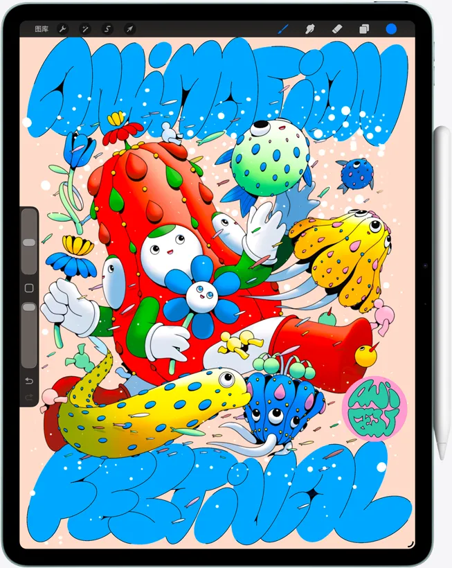 iPad Air 的正面外观，屏幕显示一个第三方数字绘图 app，展示具有各种角色和对象的彩色数字艺术作品，旁边放着 Apple Pencil Pro。