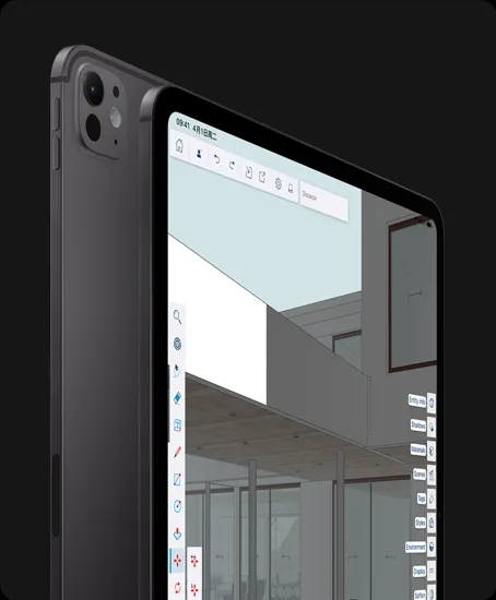 竖屏放置的深空黑色 iPad Pro 背面外观，展示 Pro 级摄像头系统、音量增大按钮和音量减小按钮。旁边是另一台竖屏放置的深空黑色 iPad Pro，正面外观展示黑色显示屏边框、圆角设计；屏幕显示平面设计编辑 app，左右两侧显示打开的工具和特效菜单。