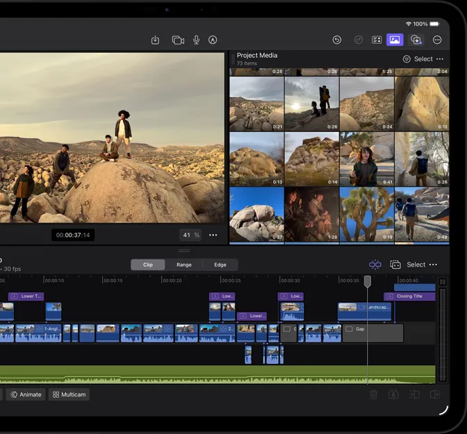 横屏放置的深空黑色 iPad Pro 正面外观，屏幕上的 Final Cut Pro 界面显示打开的沙漠探险项目，画面呈现四人在沙漠景观中的合影，以及多个视频片段和时间线。