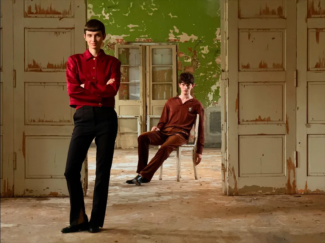 照片 app 展示 Pro 级融合式摄像头系统在不同焦距下的拍摄视角。当前切换到 100 毫米等效焦距，镜头拉远视角更广，继续将站在门厅内的一位女子收入画面中。