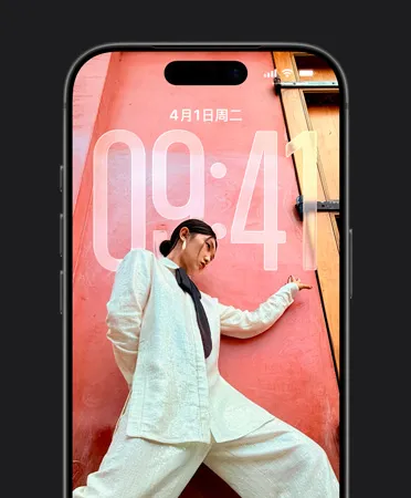 iPhone 锁定屏幕显示时间数字会随锁定屏幕的照片动态适应调整。