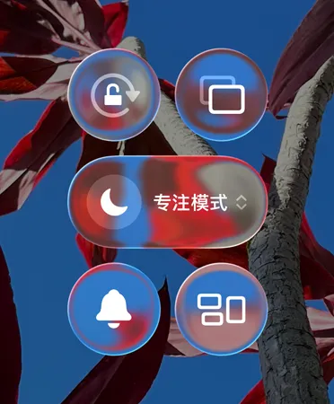 多彩的 iPhone 主屏幕展示采用半透明 Liquid Glass 设计的各种 app 和小组件。