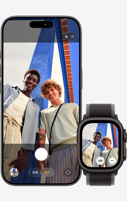 iPhone 17 正面外观，展示正在使用摄像头自拍合照，旁边的 Apple Watch Ultra 3 上开启了相机遥控器 app。