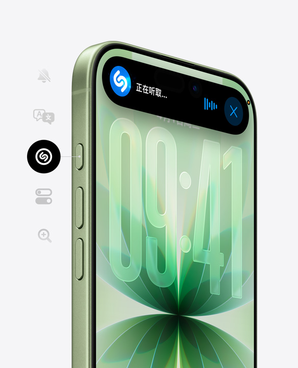 鼠尾草绿色 iPhone 17 正面外观，展示超瓷晶面板、显示正在使用 Shazam 的灵动岛；斜侧面则展示操作按钮和音量调节按钮。