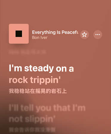 Apple Music 中播放 Kapo & Myke Towers 的《ILY》，展示从西班牙语到英语的歌词翻译。