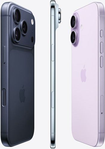 三部新款 iPhone 从左到右扇形排列。左边是深蓝色 iPhone 17 Pro，展示背面的摄像头；中间是天蓝色 iPhone Air，以侧面显示纤薄机身；右边是薰衣草紫色 iPhone 17，同样展示背面。
