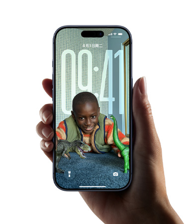 手持 iPhone 设备的画面，展示全新 Liquid Glass 设计，时间可随锁定屏幕上的图像动态调整。