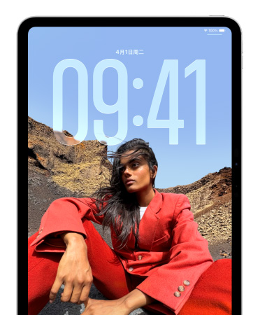 iPad 展示锁定屏幕，其中表示时间的大尺寸数字位于坐着的人物图像后方。