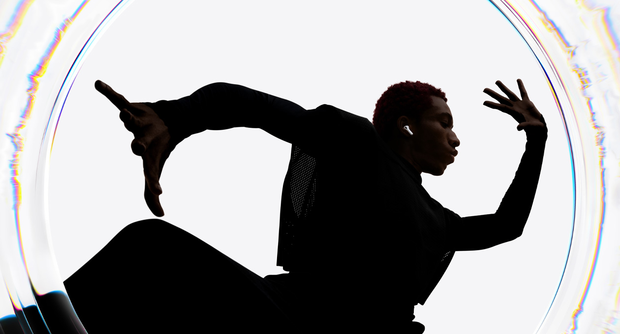 一位舞者戴着 AirPods Pro 3，张开双臂随音乐节拍舞动