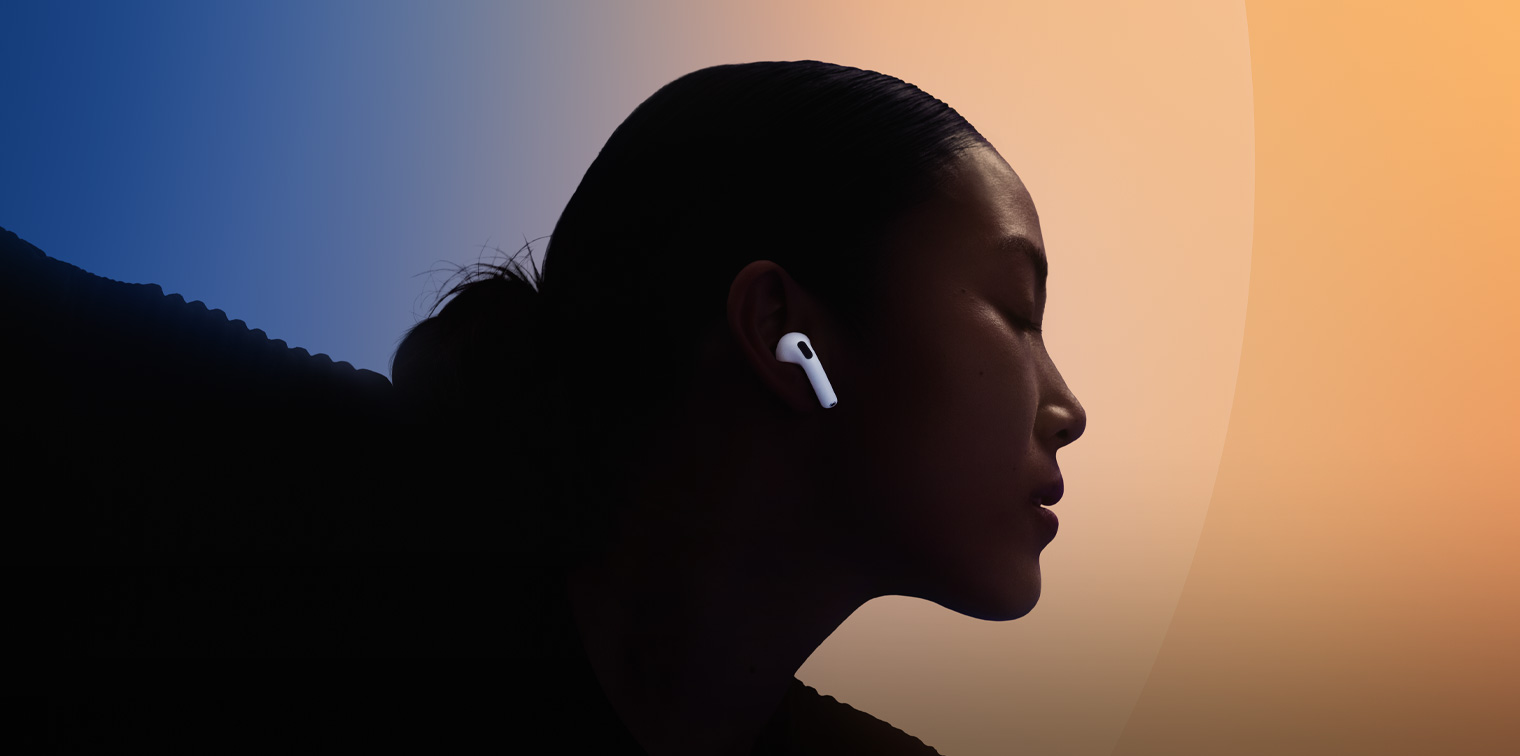 一位舞者戴着 AirPods 4