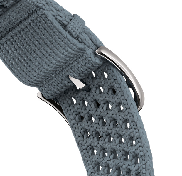 Apple Watch Hermès Series 11 Néo Tricot 表带，展示 Bleu Gris 灰蓝色 (蓝灰色系) 配色、针织聚酰胺纱线材质、位于表带中央的调节孔，以及银色表扣。