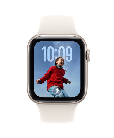Apple Watch SE 3，展示星光色铝金属表壳、智能叠放提示、户外跑步体能训练提示，数码表冠位于右侧，搭配星光色运动型表带。