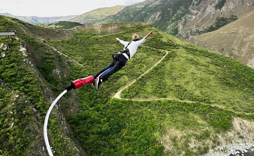 在新西兰五个风景如画的蹦极点，AJ Hackett Bungy New Zealand 使用 iPhone 拍摄绚丽出彩的照片，并分享给顾客