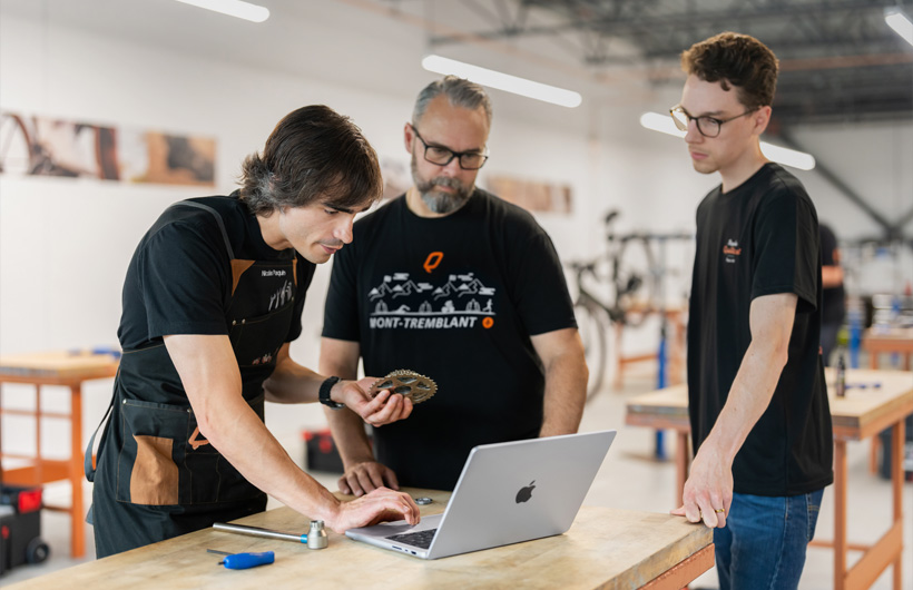 Bicycles Quilicot 培训师 Nicolas Paquin 使用 MacBook Pro 获取公司免费自行车机械师认证项目的资料。