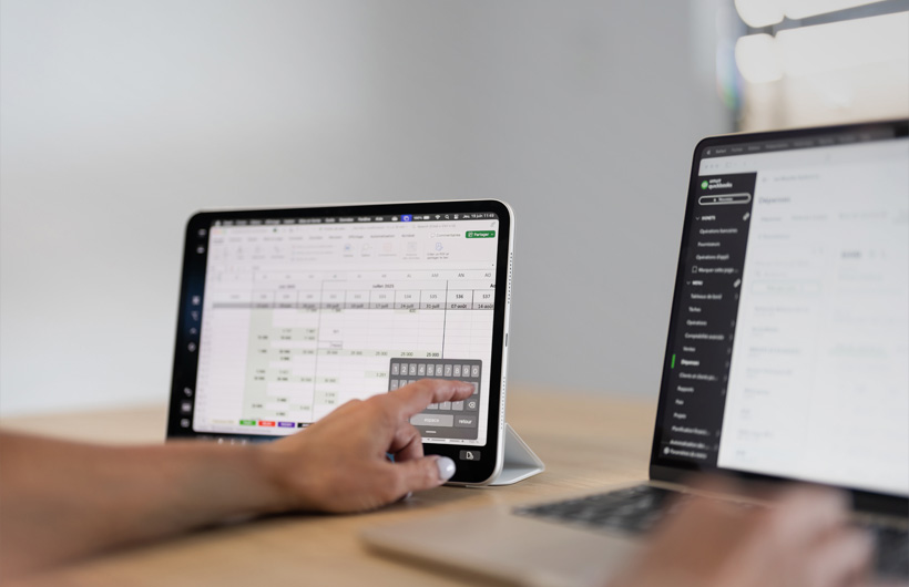 随航功能将 iPad 变成第二块显示屏，为财务主管 Gabrielle Pelletier 在 Excel 和 QuickBooks 中处理海量数据提供更多操作空间。