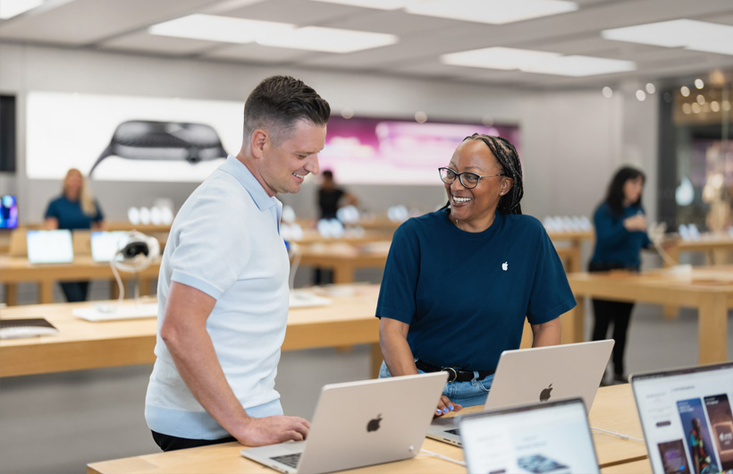 首席执行官 Marc-André Lebeau 在当地的一家 Apple Store 零售店，获得商务团队成员 Kareema 的技术支持。