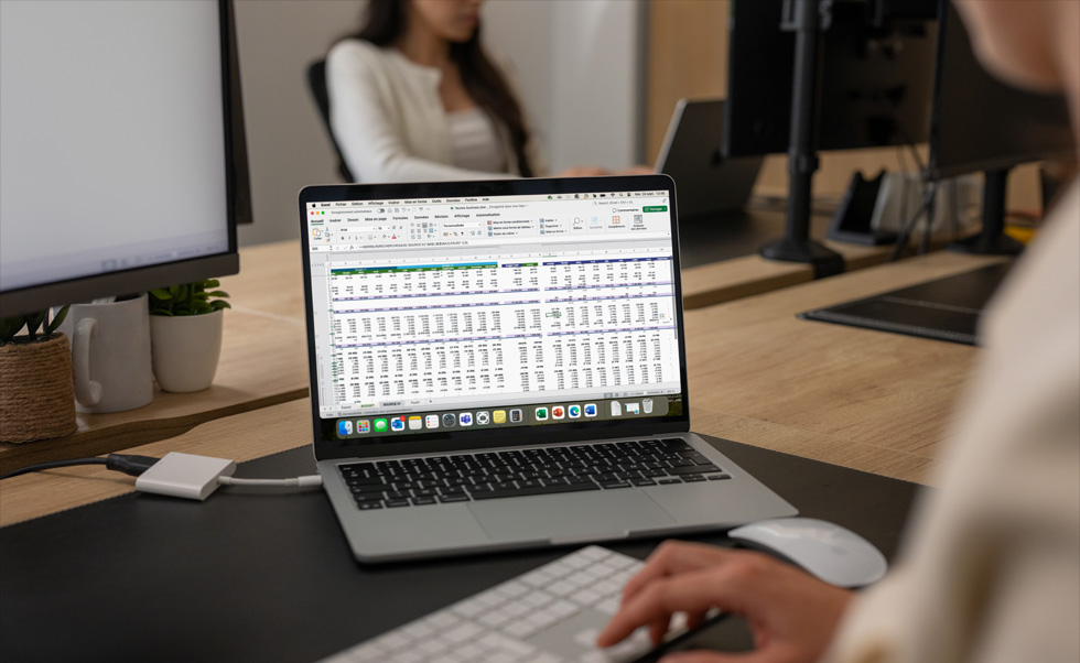 财务团队在 Mac 上使用 Excel 处理会计事务和规划预算。