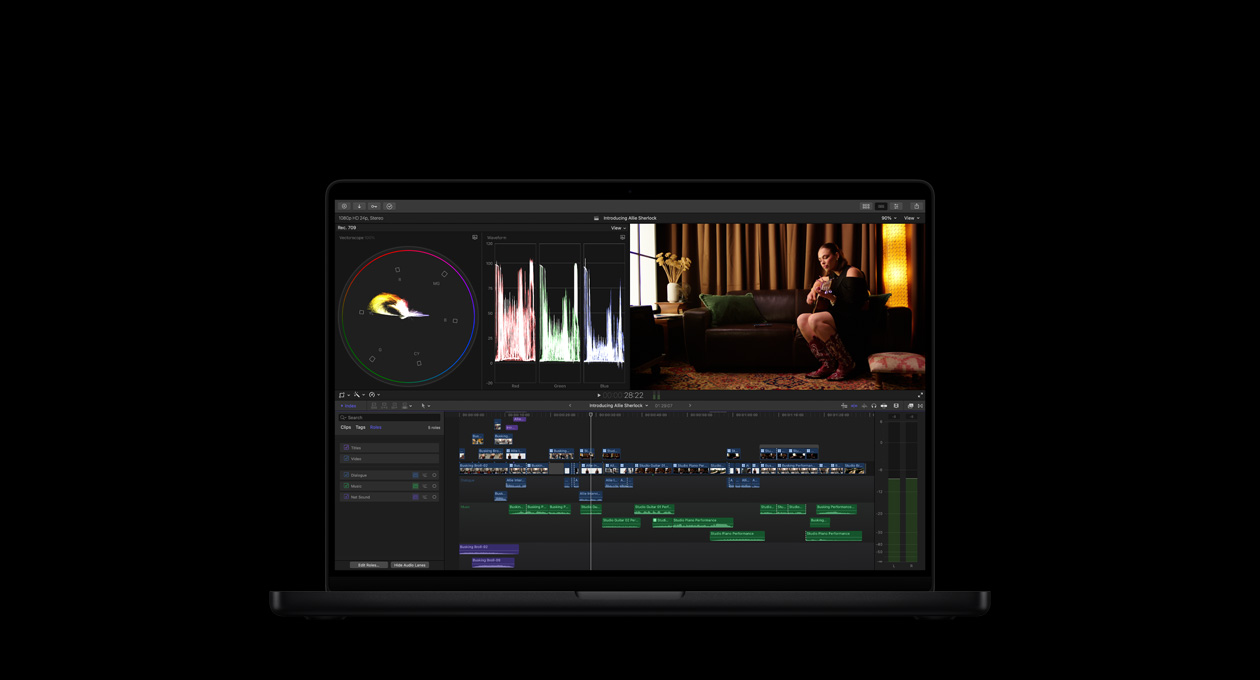 14 英寸 MacBook Pro 展示音乐视频剪辑画面，视频中一位女子坐在沙发上弹奏吉他，视频标题为“Introducing Allie Sherlock”。
