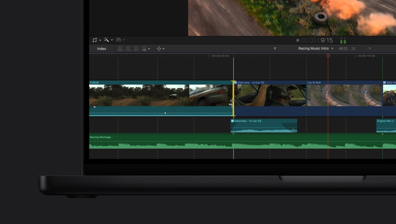 16 英寸 MacBook Pro，屏幕显示赛车视频画面，展示节拍检测功能。