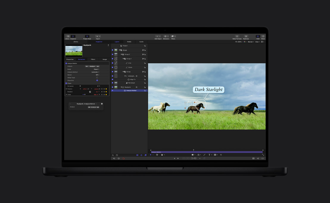 16 英寸 MacBook Pro 屏幕显示五匹马在绿色田野上奔跑的画面，展示对象跟踪功能。