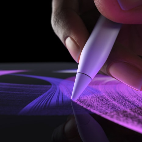 一个人在第三方数字绘图 app 中用 Apple Pencil Pro 绘制出绚丽的线条。