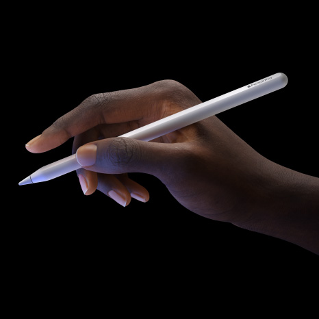 用户手拿 Apple Pencil Pro，展示轻点两下功能。