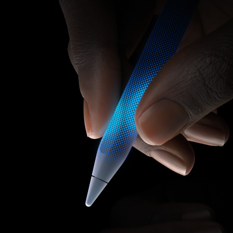白色 Apple Pencil Pro 的侧面外观，展示纤细笔身、纹理握柄；一只手握笔，笔尖朝下，彰显触控灵敏度和触觉反馈功能。