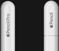 白色 Apple Pencil Pro 侧面外观，圆润的尾端镌刻有 Apple Pencil Pro 字样；旁边是白色 Apple Pencil (USB-C)，侧面外观展示圆润的尾端笔帽，上面镌刻有 Apple Pencil 字样。