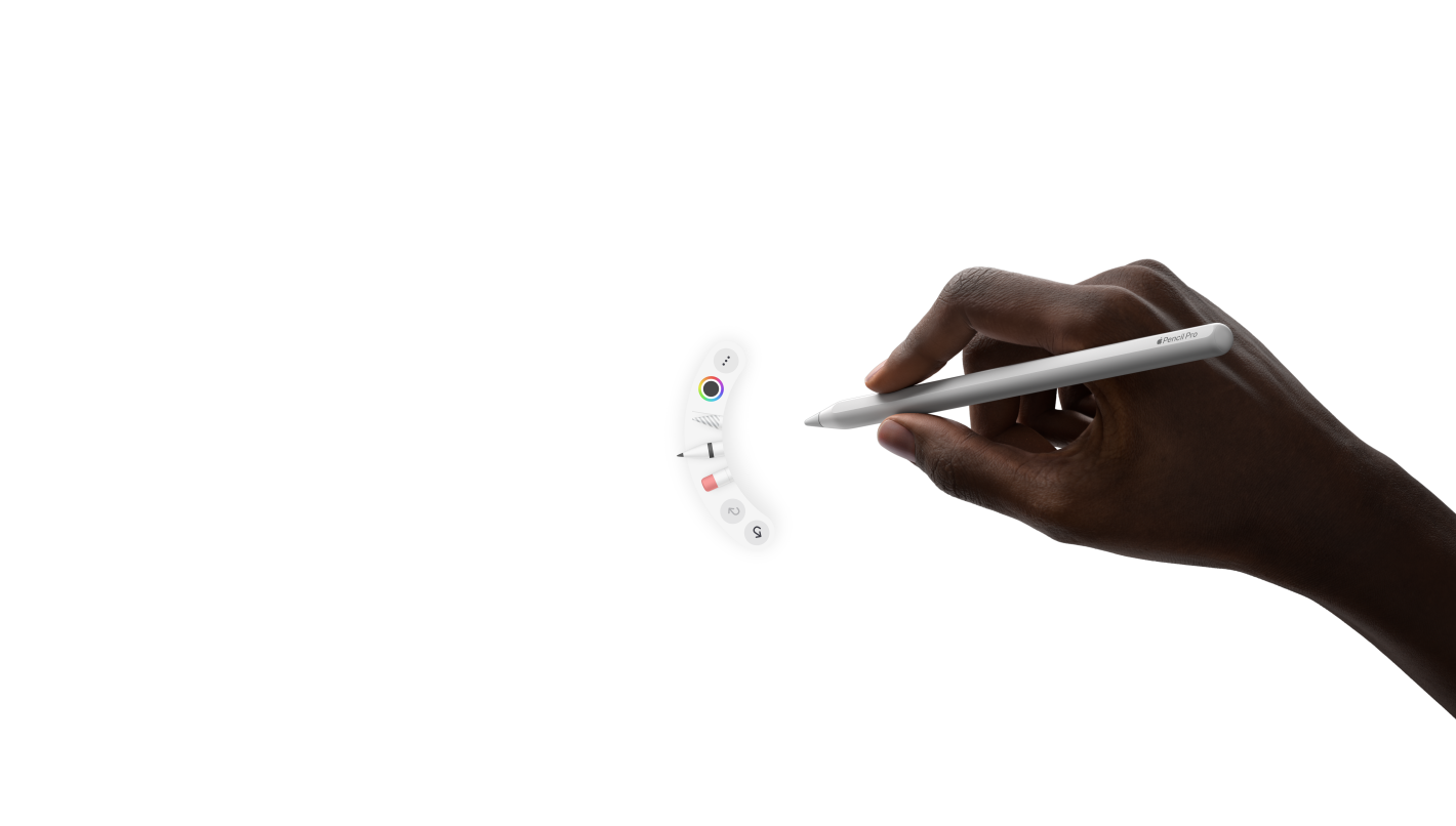 横屏放置的深空黑色 iPad Pro 俯视图，右侧一只手握着 Apple Pencil Pro，在包含多种图像、图表和手写字的 Keynote 讲演演示文稿上绘画、记笔记。