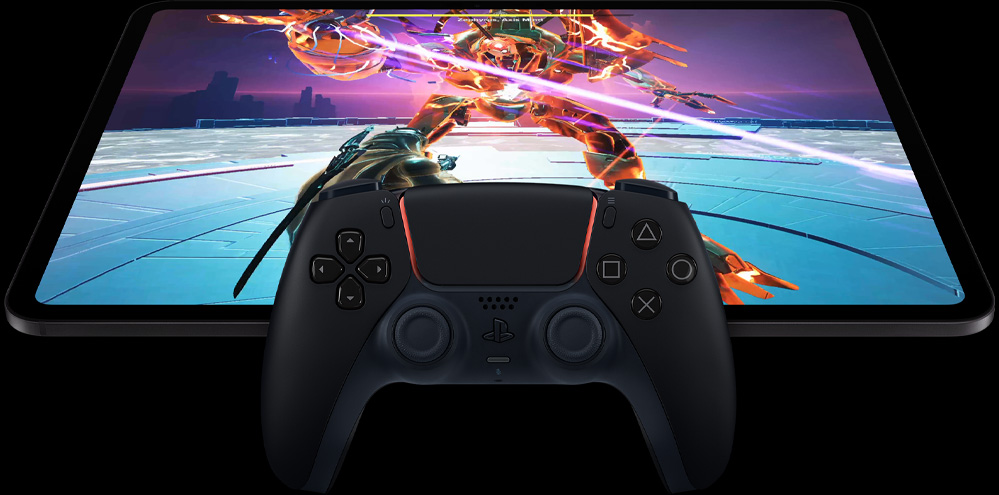 横屏放置的深空黑色 iPad Pro 正面外观，PlayStation 无线手柄置于设备上，屏幕显示一款未来感十足的机甲类电子游戏：机器人挥舞着发出粉色光晕的激光剑。