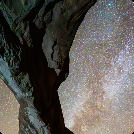 iPad Pro 的正面外观，屏幕显示一张背景为星空、前景为岩石结构的照片。