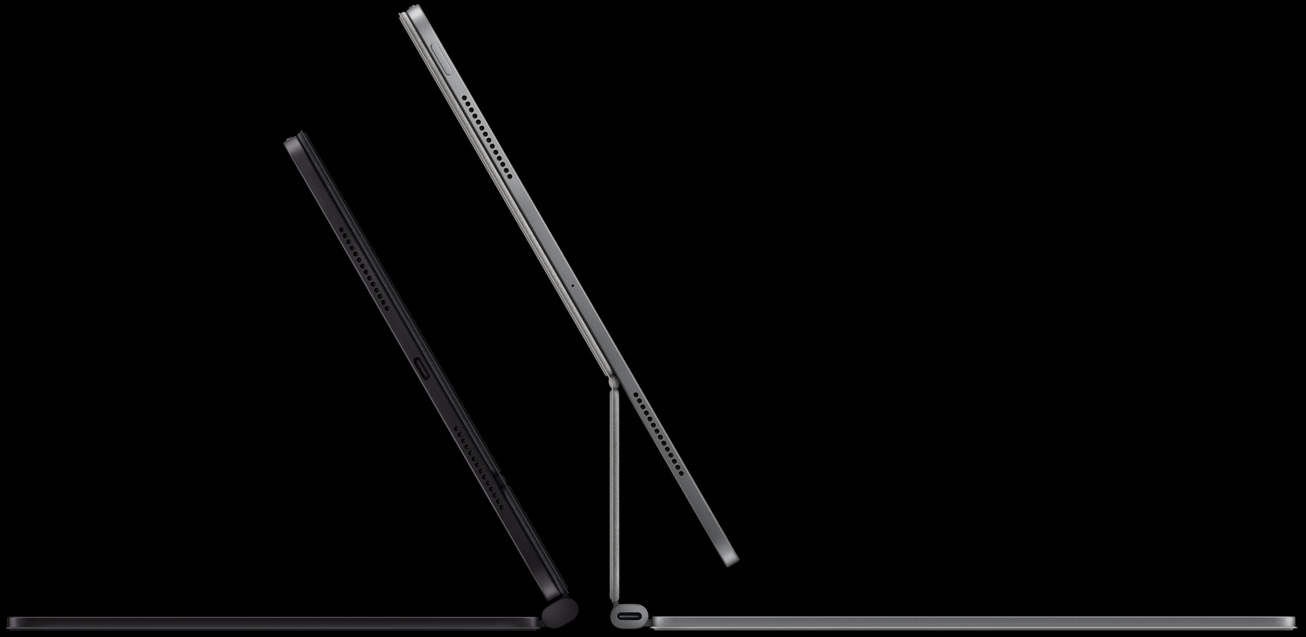 两台连接妙控键盘的 iPad Pro 设备。左侧为深空黑色 iPad Pro，侧面外观展示麦克风；连接的深空黑色妙控键盘，侧面外观展示纤薄外形；iPad Pro 以 45 度倾斜。右侧为银色 iPad Pro，侧面外观展示麦克风；连接的妙控键盘，侧面外观展示银色机身；iPad Pro 以 45 度倾斜，展示键盘的悬浮式支架设计和 USB-C 接口。