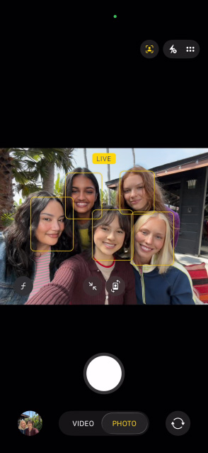 iPhone 17 正面屏幕，显示自拍合照时的拍照人物居中功能。