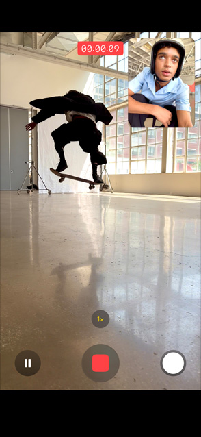 iPhone Air 正面外观，展示一个人使用视频同步双拍功能，用前后摄像头同时拍摄的画面。