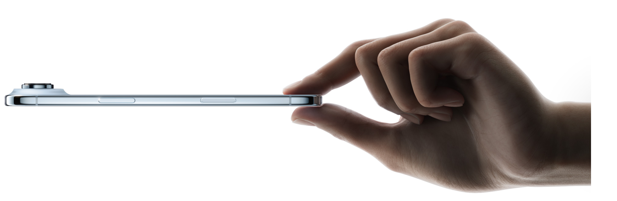 一只手的拇指和食指捏住天蓝色 iPhone Air，以侧面外观展示纤薄外形、融合式摄像头系统、侧边按钮和相机控制按钮。