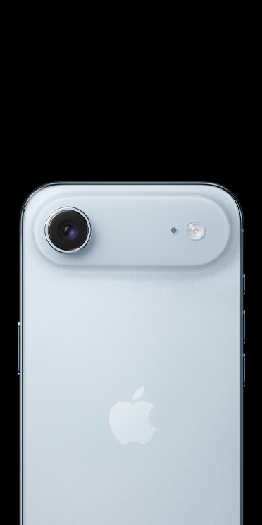 天蓝色 iPhone Air 背面外观，展示融合式摄像头系统的二合一镜头、闪光灯和麦克风。