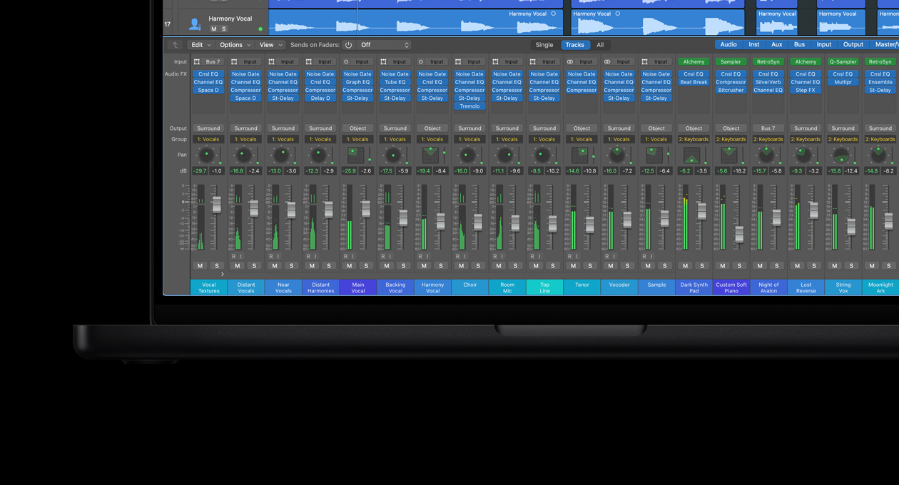 16 英寸 MacBook Pro，展示配有推子的 24 音轨混音板，乐器排布在底部。