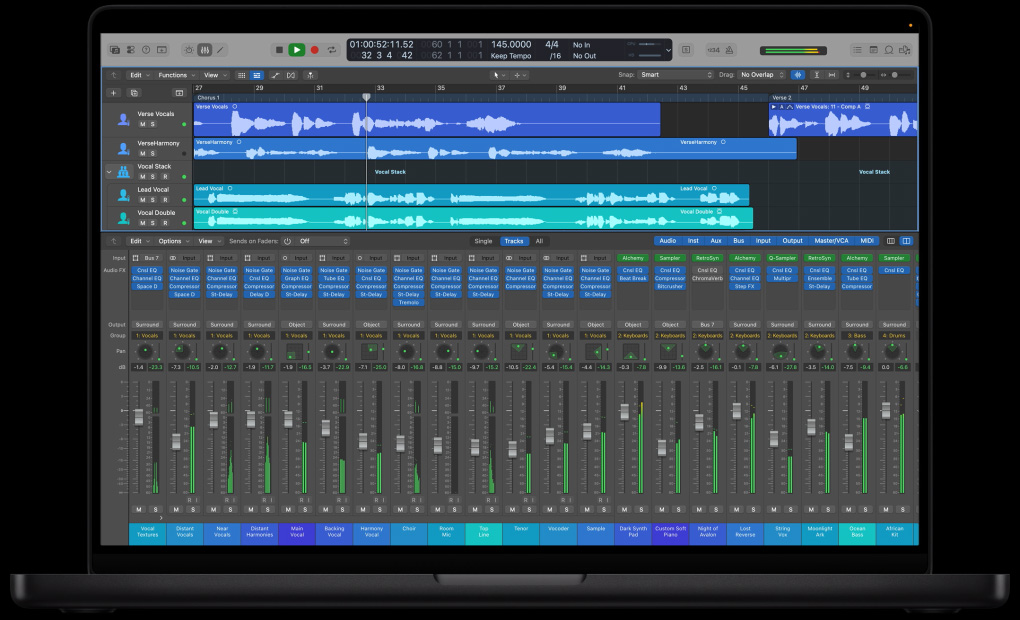 16 英寸 MacBook Pro 屏幕展示混音工作区，有多个声波层，底部为各种旋钮和设置。