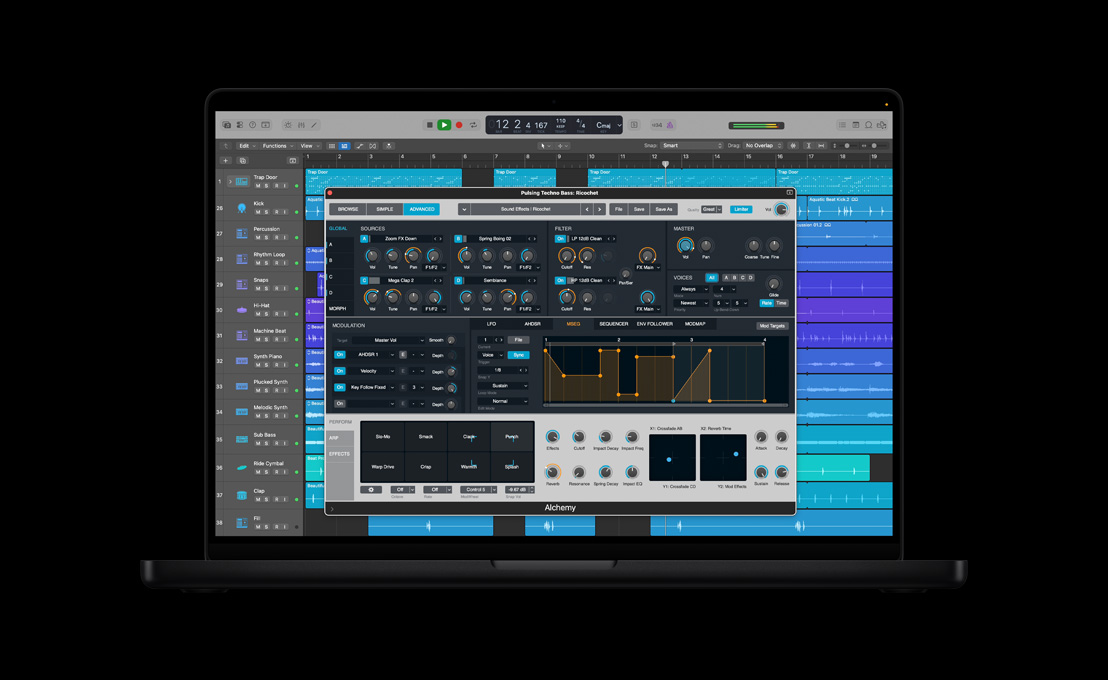 16 英寸 MacBook Pro 屏幕显示 Alchemy 的 Pulsing Techno Bass: Ricochet 窗口，展示高级控制项和效果。