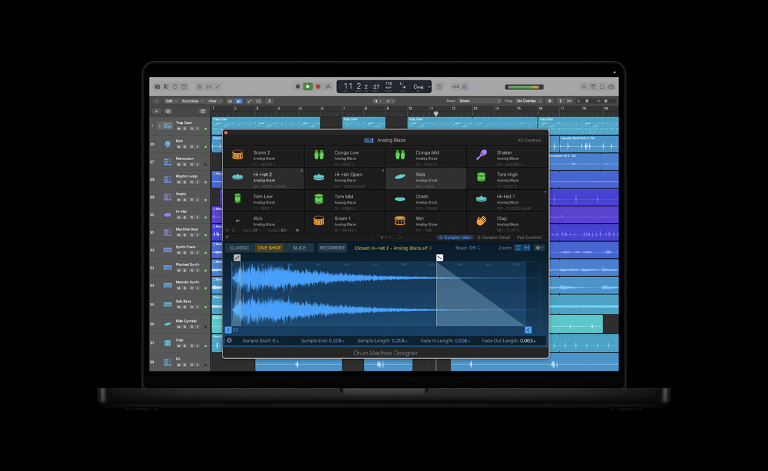 16 英寸 MacBook Pro 屏幕展示 Drum Machine Designer、鼓组控制项，以及显示有声波和四排不同乐器的 Analog Blaze 窗口。