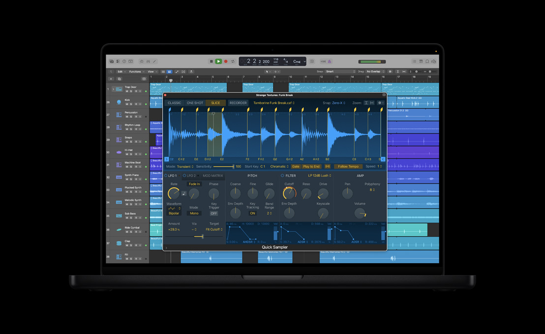 16 英寸 MacBook Pro，展示 Logic Pro 混音器，Quick Sampler 窗口呈打开状态。