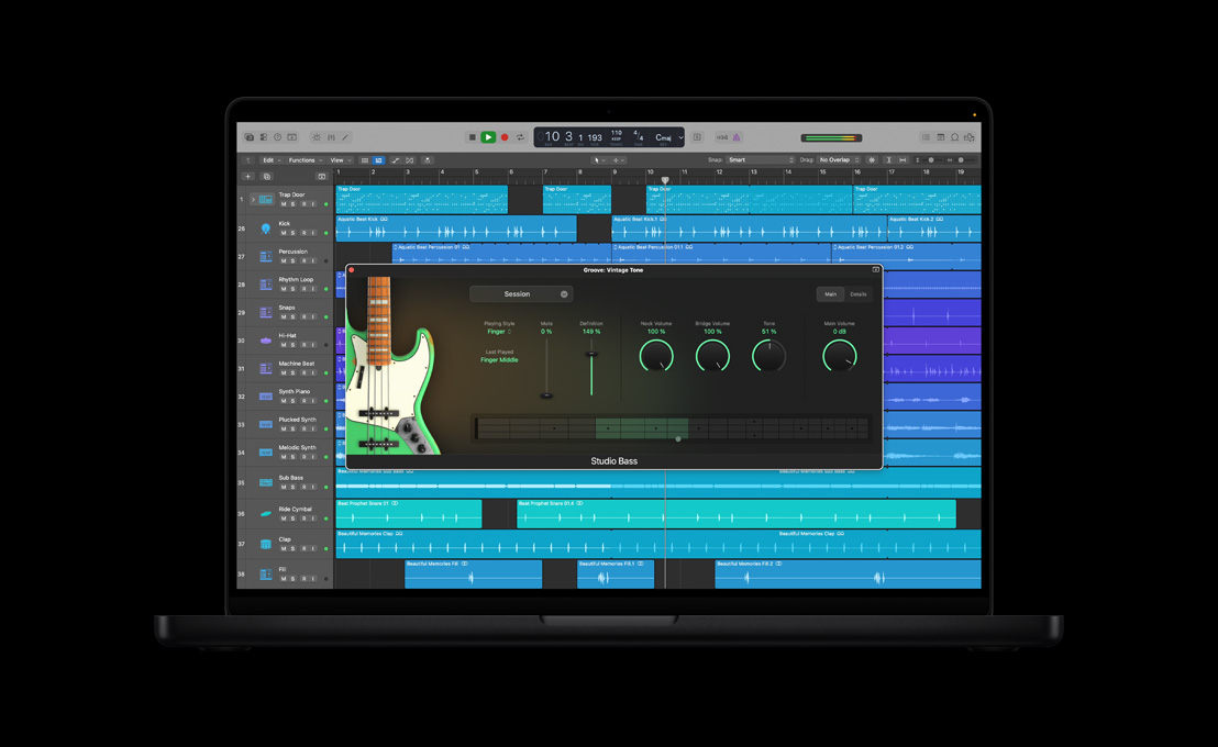 16 英寸 MacBook Pro 屏幕显示录音室贝斯的 Groove: Vintage Tone 窗口，展示左侧的绿色电吉他，以及主界面旋钮。