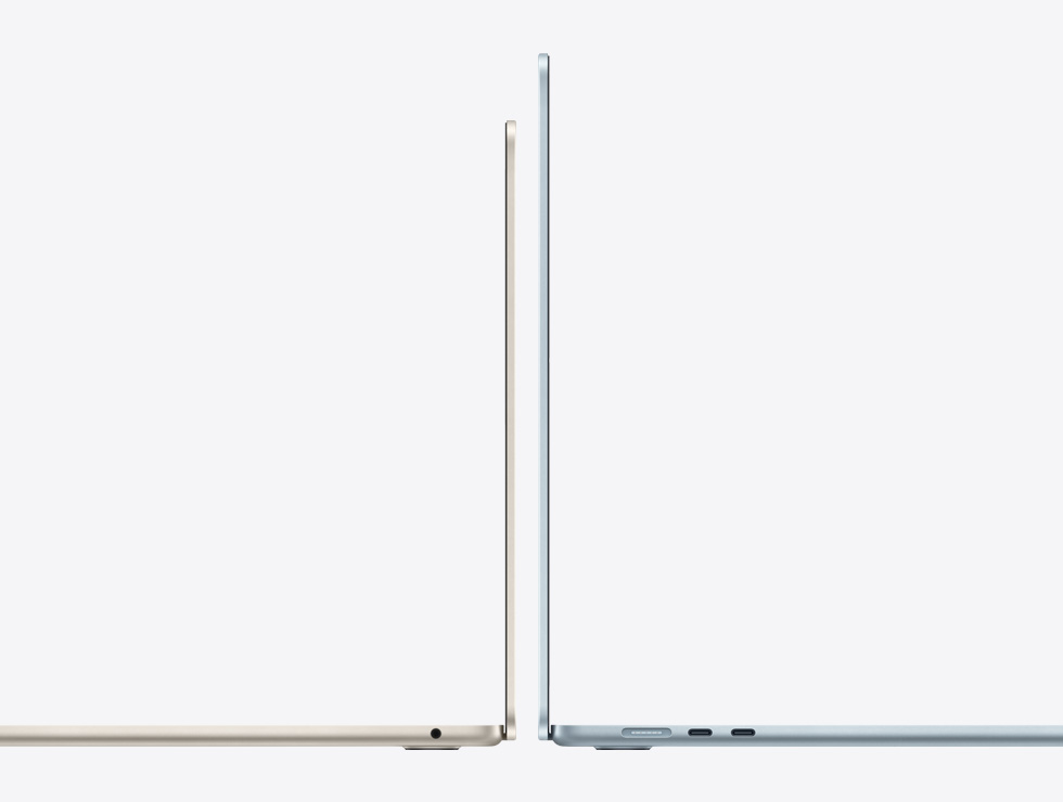 13 英寸和 15 英寸 MacBook Air 笔记本电脑背靠背摆放，展示两款机型的尺寸区别。